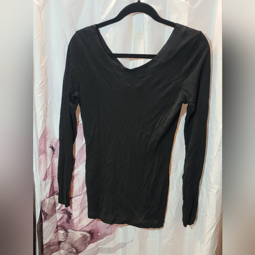 Black long sleeve Amazone brand size small? no size tag